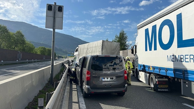 Gleich vier Feuerwehren rückten zu dem Unfall auf der A10 aus.