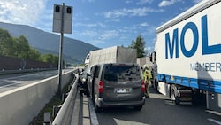 Gleich vier Feuerwehren rückten zu dem Unfall auf der A10 aus.