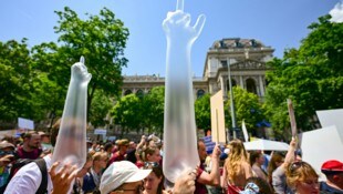 Nach dem Auftakt in Wien (s. Bild oben) folgen am Donnerstag Protestmärsche in vier weiteren ...