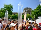 Nach dem Auftakt in Wien (s. Bild oben) folgen am Donnerstag Protestmärsche in vier weiteren ...