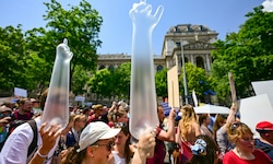 Nach dem Auftakt in Wien (s. Bild oben) folgen am Donnerstag Protestmärsche in vier weiteren ...