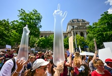 Nach dem Auftakt in Wien (s. Bild oben) folgen am Donnerstag Protestmärsche in vier weiteren ...