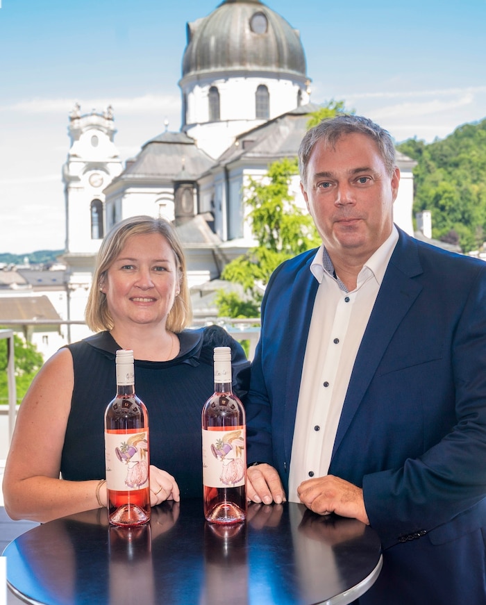 Janine und Michael Allacher präsentierten bei den Pfingstfestspielen ihren Rosé 2025. Mit ihm ...