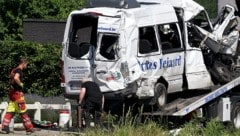 Durch die Wucht des Aufpralls wurde der Kleintransporter mehrere Meter weit durch die Luft ...