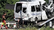 Durch die Wucht des Aufpralls wurde der Kleintransporter mehrere Meter weit durch die Luft ...