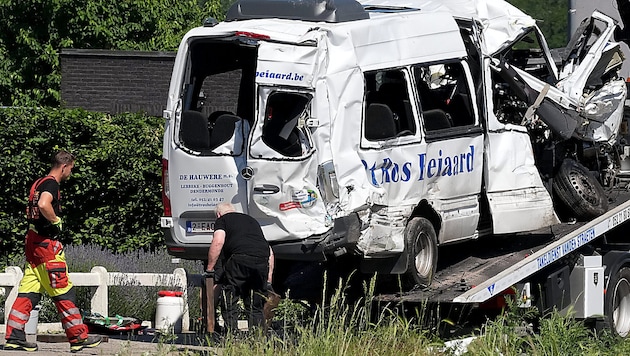 Durch die Wucht des Aufpralls wurde der Kleintransporter mehrere Meter weit durch die Luft ...