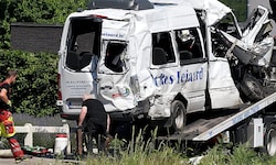Durch die Wucht des Aufpralls wurde der Kleintransporter mehrere Meter weit durch die Luft ...
