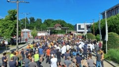 Rund 1350 Beschäftigte beteiligten sich am Donnerstag am Warnstreik bei Lenzing. Mit Plakaten ...