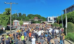 Rund 1350 Beschäftigte beteiligten sich am Donnerstag am Warnstreik bei Lenzing. Mit Plakaten ...