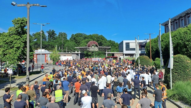 Rund 1350 Beschäftigte beteiligten sich am Donnerstag am Warnstreik bei Lenzing. Mit Plakaten ...
