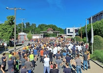 Rund 1350 Beschäftigte beteiligten sich am Donnerstag am Warnstreik bei Lenzing. Mit Plakaten ...