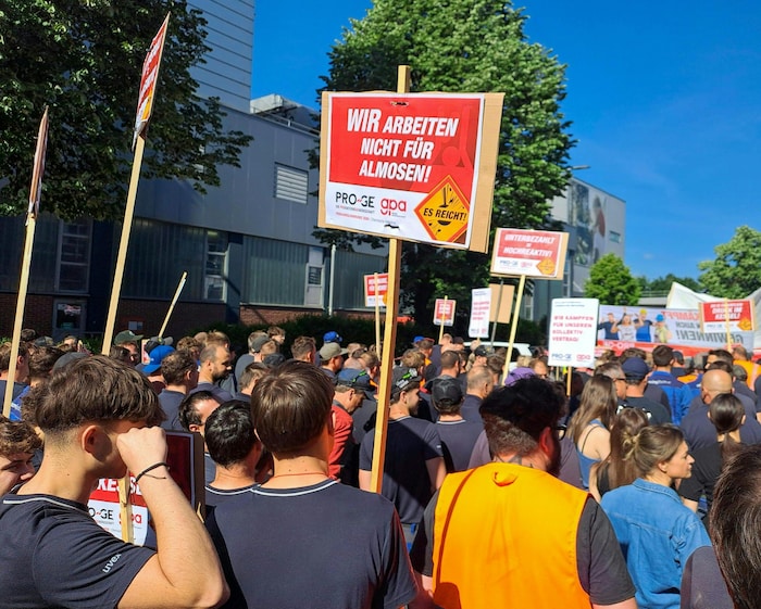„Wir arbeiten nicht für Almosen“: Für zwei Stunden legten die Mitarbeiter bei Lenzing die Arbeit ...