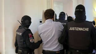 Beran A. wird am Urteilstag in den Verhandlungssaal in NÖ gebracht.
