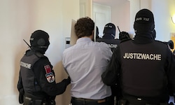 Beran A. wird am Urteilstag in den Verhandlungssaal in NÖ gebracht.