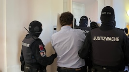 Beran A. wird am Urteilstag in den Verhandlungssaal in NÖ gebracht.