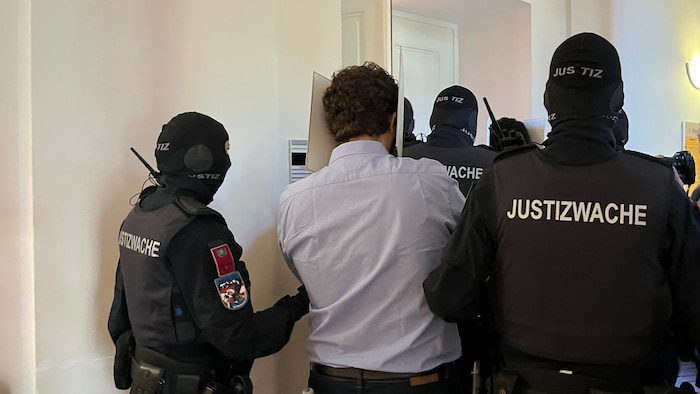 Beran A. wird am Urteilstag in den Verhandlungssaal in NÖ gebracht.