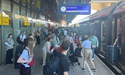 Bilder vom Welser Bahnhof, wo Hunderte Fahrgäste auf Informationen und Weiterfahrt warteten
