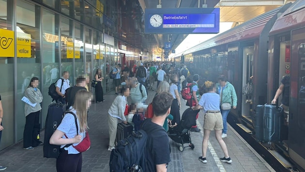 Bilder vom Welser Bahnhof, wo Hunderte Fahrgäste auf Informationen und Weiterfahrt warteten