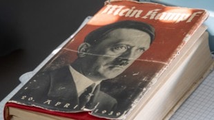 Auch Hitlers Buch „Mein Kampf“ taucht immer wieder auf. 