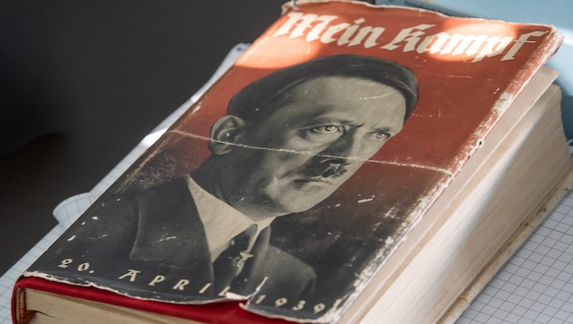 Auch Hitlers Buch „Mein Kampf“ taucht immer wieder auf.
