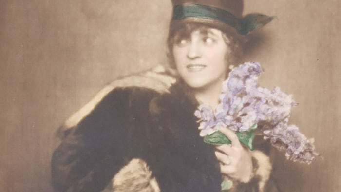 Das Damenporträt von Madame d’Ora (zw. 1920-1930) zieht als handkolorierter Albuminabzug in die ...