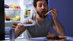 Übermüdete Menschen greifen häufiger zu fett- und zuckerreichen Snacks.
