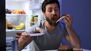 Übermüdete Menschen greifen häufiger zu fett- und zuckerreichen Snacks.