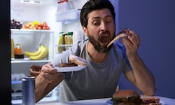 Übermüdete Menschen greifen häufiger zu fett- und zuckerreichen Snacks.