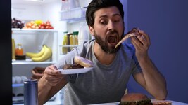 Übermüdete Menschen greifen häufiger zu fett- und zuckerreichen Snacks.