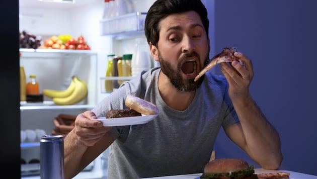 Übermüdete Menschen greifen häufiger zu fett- und zuckerreichen Snacks.