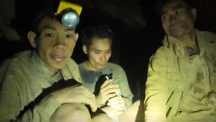 Nach mehr als einer Woche in der Höhle sind die eingeschlossenen Goldsucher erschöpft und ...