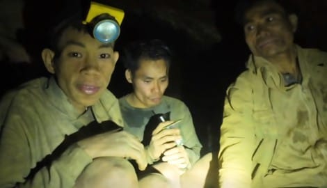 Nach mehr als einer Woche in der Höhle sind die eingeschlossenen Goldsucher erschöpft und ...