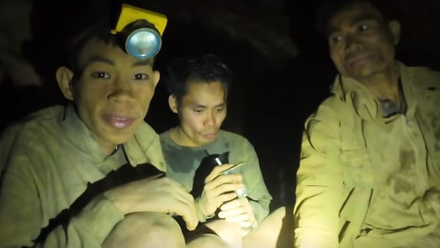 Nach mehr als einer Woche in der Höhle sind die eingeschlossenen Goldsucher erschöpft und ...