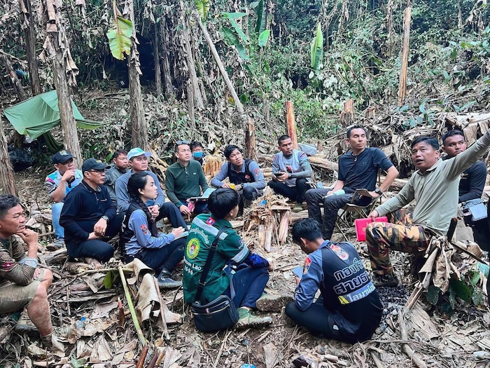Das Rettungsteam in Laos bei einer Besprechung