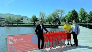 Bürgermeister Michael Ritsch (links) mit Manuel Winkel (Wasserrettung Vorarlberg) und Martin ...
