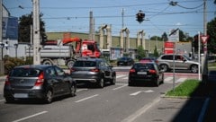 Als Linksabbieger hat man an der Kreuzung Zeppelinstraße/Wiener Straße nur wenig zu lachen.