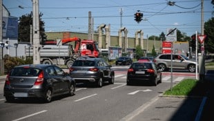 Als Linksabbieger hat man an der Kreuzung Zeppelinstraße/Wiener Straße nur wenig zu lachen.