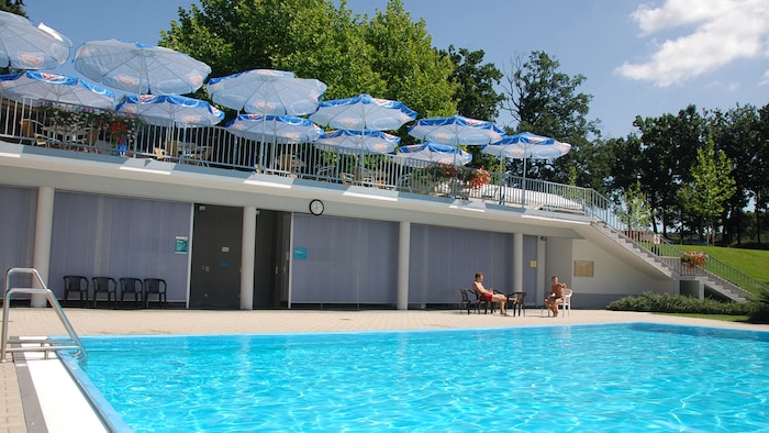 Badespaß im Waldbad Neutal.