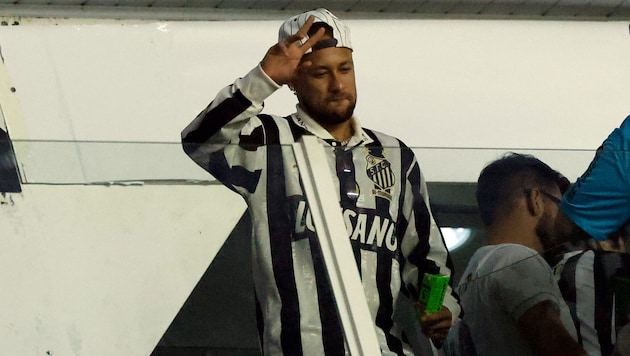 Neymar zog sich eine Wadenzerrung zu.