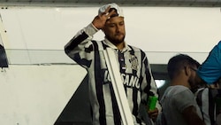 Neymar zog sich eine Wadenzerrung zu. 