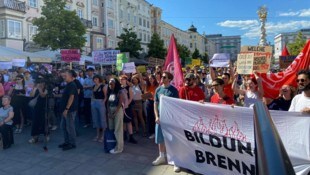 Hunderte Demonstranten am Linzer Hauptplatz