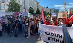 Hunderte Demonstranten am Linzer Hauptplatz
