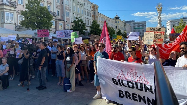 Hunderte Demonstranten am Linzer Hauptplatz