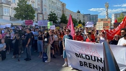 Hunderte Demonstranten am Linzer Hauptplatz