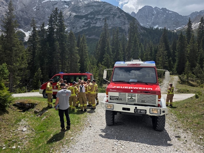Die Feuerwehr Ehrwald stand mit 18 Mann und zwei Fahrzeugen im Einsatz.