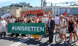 Studenten, die Rektoren Constanze Wimmer und Bernhard Fügenschuh (außen), Personal: Hunderte ...
