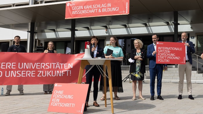 Rektorin Ada Pellert (3. v.re.) will sich gegen die „unüberlegte Sparpolitik“ des ...