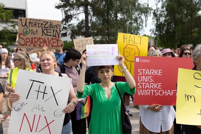 Studierende und Uni-Bedienstete protestierten am Donnerstag gegen die geplanten Budgetkürzungen.