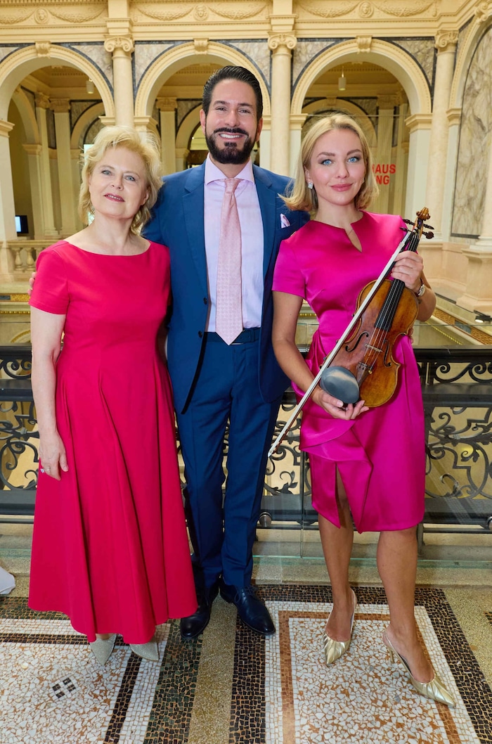 Kunstvolles Trio: Ildiko Raimondi, Clemens Unterreiner und Lidia Baich.