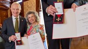 Dieser Orden kann sich sehen lassen: Thomas Schäfer-Elmayer mit seiner Christine Zach ...